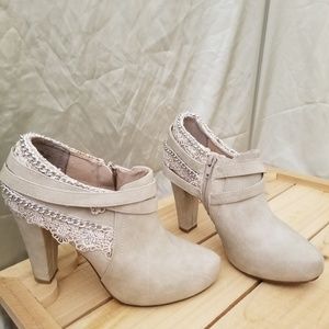 Not Rated bootie size 8